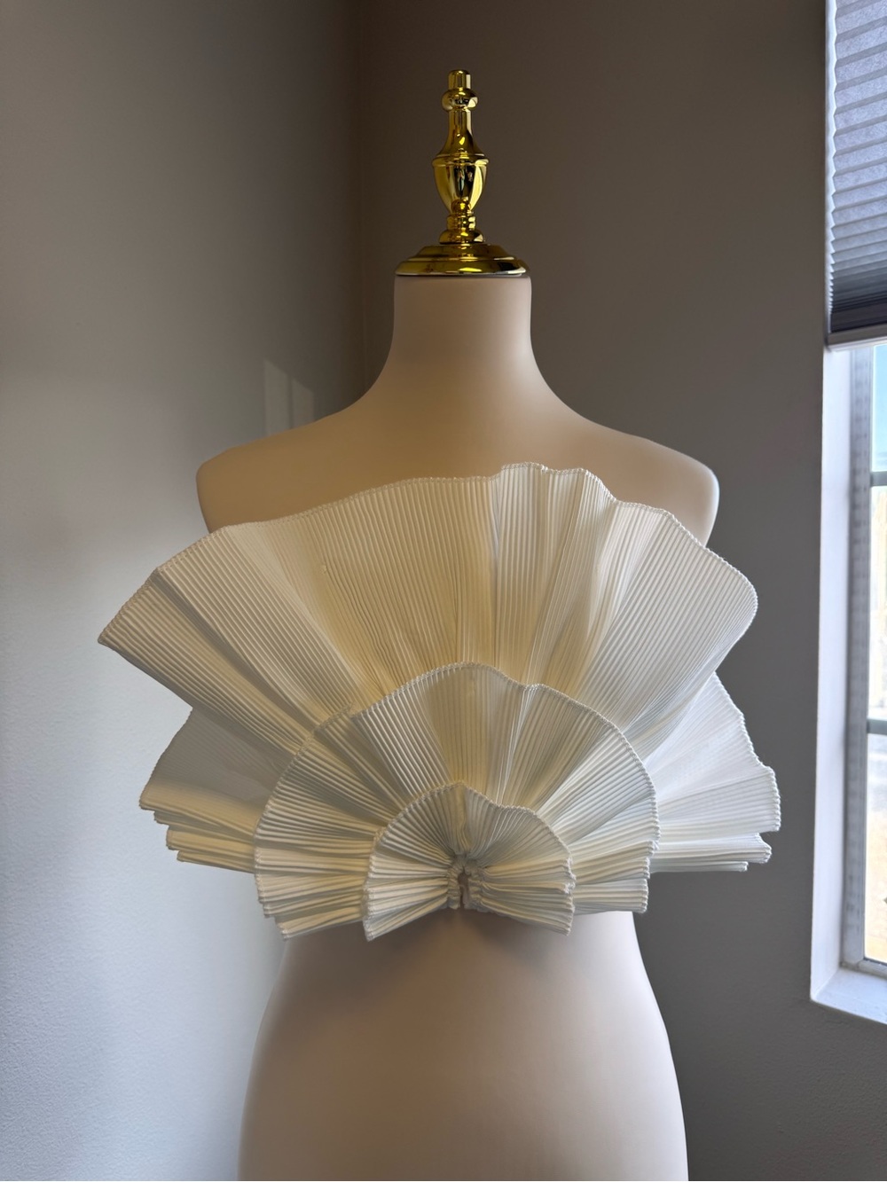 White Pleated Ruffle Shell Tube Crop Top - Picture 4 of 7